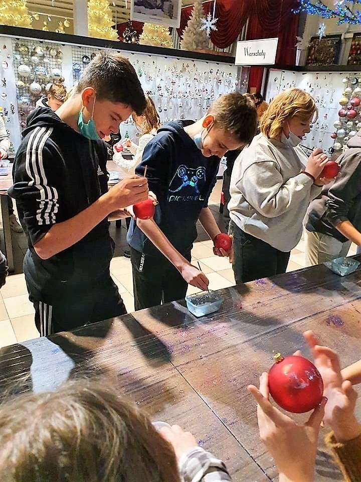 Uczniowie z Bałtowa robili własnoręcznie bombki. Odwiedzili muzeum w Nowej Dębie (ZDJĘCIA)