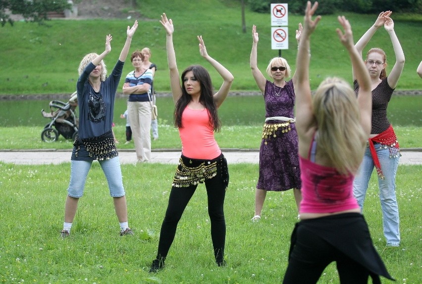 Taniec brzucha w parku Helenów