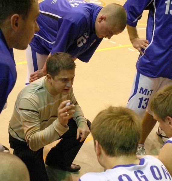- Po zawirowaniach kadrowych wychodzimy na prostą - mówi trener Pogoni Prudnik Tomasz Michalak (w środku).