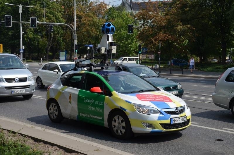 Auta Google na wrocławskich ulicach. Jedno utknęło w korku po wypadku na moście Grunwaldzkim (FOTO)