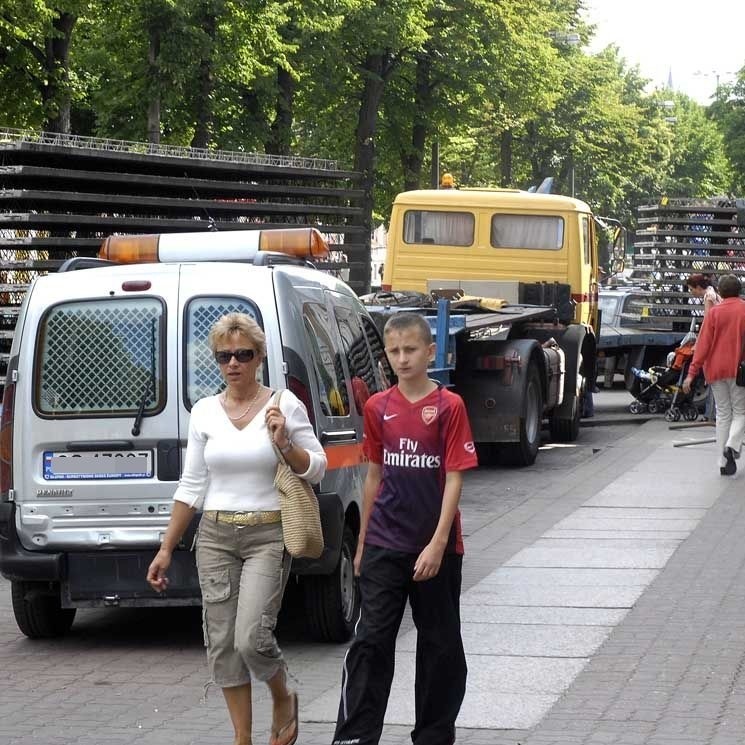 Mercedes na cztery godziny zablokowal ruch w Slupsku. (Fot....