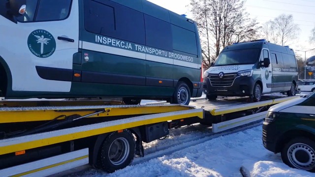 Trzy nowe furgony trafiły do ITD w Katowicach. Pomogą w trakcie kontroli kierowców Zobacz kolejne zdjęcia/plansze. Przesuwaj zdjęcia w prawo naciśnij strzałkę lub przycisk NASTĘPNE