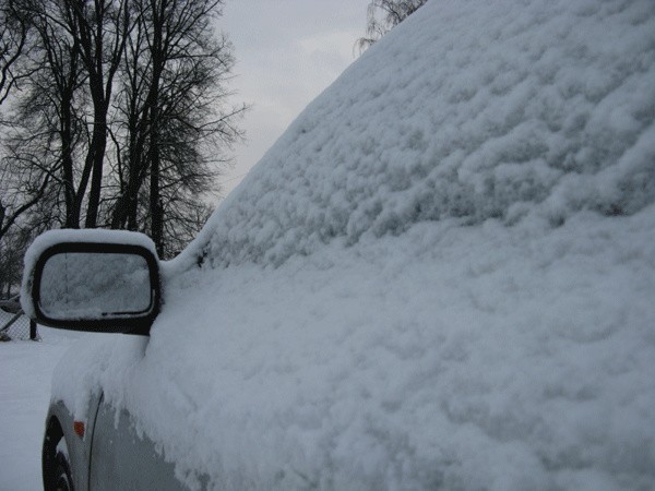 Popularne sposoby na radzenie sobie z zimą nie zawsze są dobre dla nowego samochodu. 