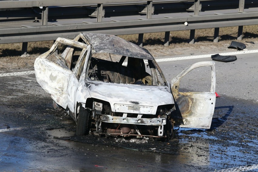 Śmiertelny wypadek na A4 we Wrocławiu. Człowiek spłonął w aucie 