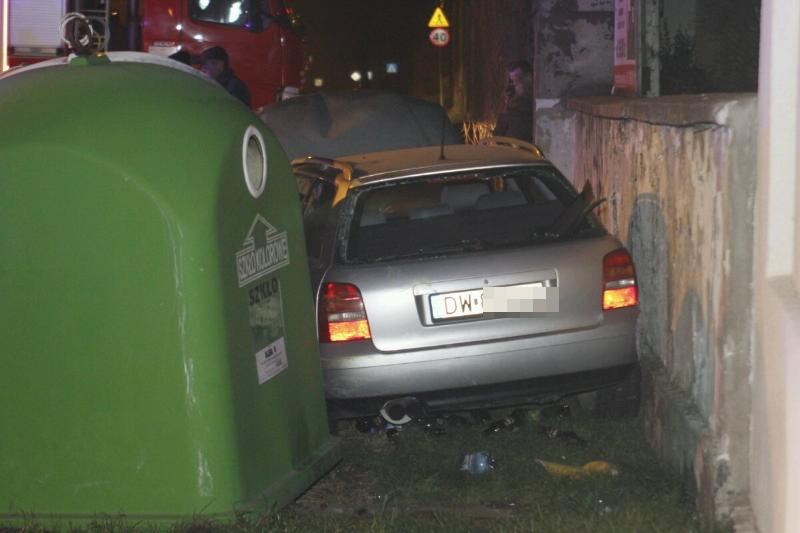 Wypadek w Świniarach. Opel wiozący 7 osób wypadł z drogi i uderzył w audi (ZDJĘCIA)