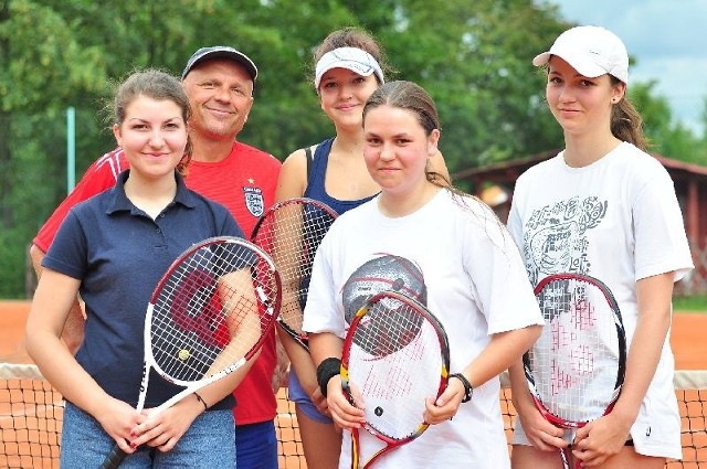 Uczestniczki mistrzostw Tarnobrzega w tenisie ziemnym wraz z trenerem Jerzym Gąsiorkiem (drugi z lewej).