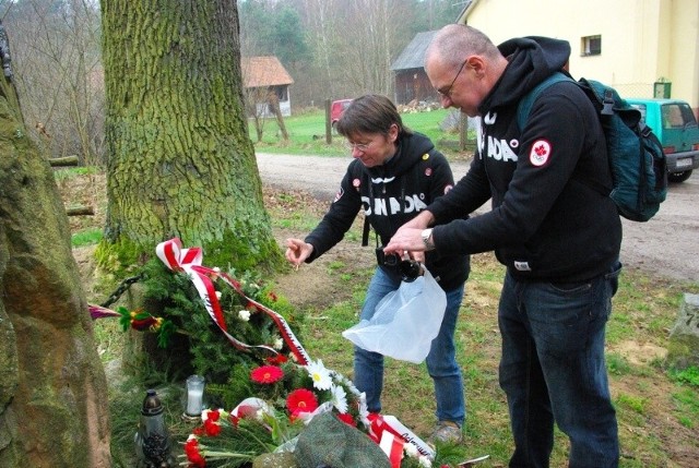 Lidia i Ryszard Halpertowie przed pomnikiem upamiętniającym bitwę oddziału &#8222;Szarego&#8221; na Jeleńcu.