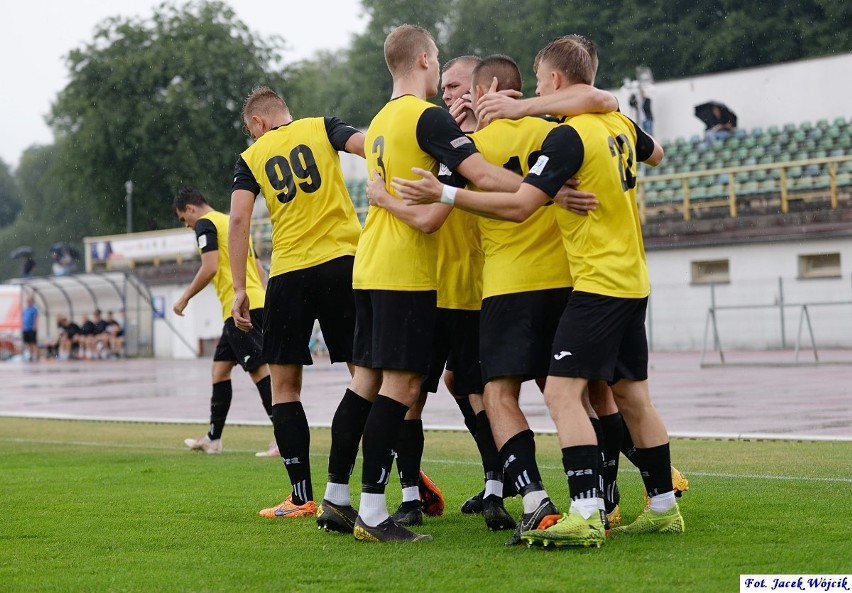 Bałtyk Koszalin (żółto-czarne stroje) wygrał z Sokołem...