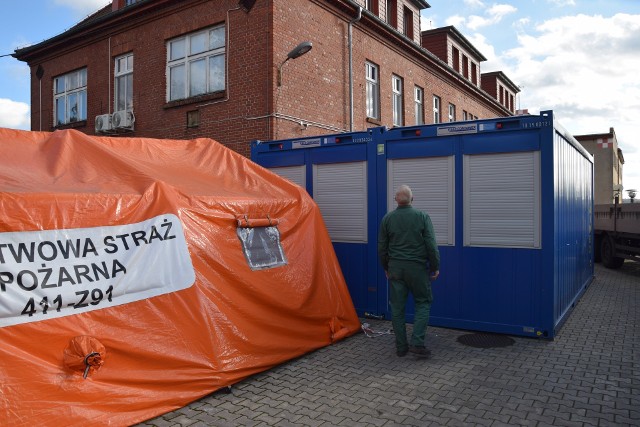 Na terenie szpitala w Miastku stanęły kontenery - jako poczekalnia do izby przyjęć