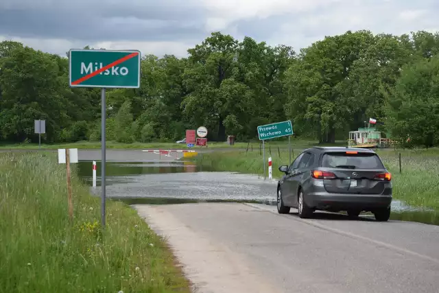 Odra w Nietkowie w gminie Czerwieńsk ma obecnie poziom alarmowy. W innych miejscowościach województwa lubuskiego jest wysoki lub ostrzegawczy. Nadal nie kursują przeprawy promowe w regionie. Droga dojazdowa do promu w Milsku jest zalana.