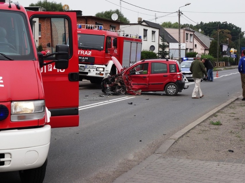 Wypadek w Jarocinie: Ciężarówka uderzyła w osobówkę