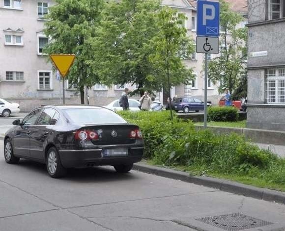 Kierowca zaparkował na miejscu dla inwalidy przy ulicy Elizy Orzeszkowej.