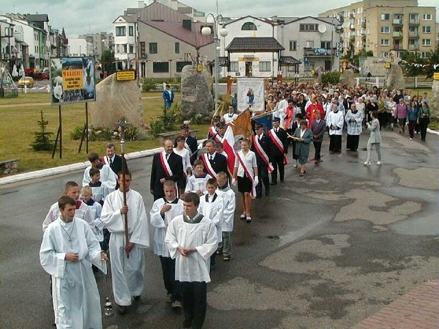 Uroczystości jubileuszowe w parafii pw. św. Kazimierza Królewicza w Suwałkach poprzedziła procesja wokół kościoła.