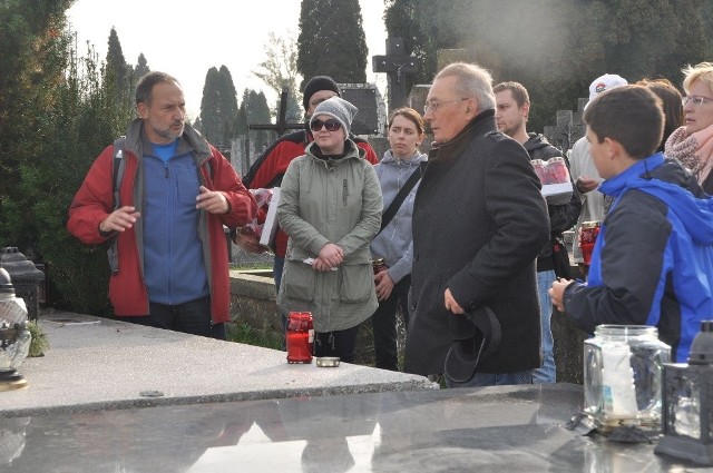 Uczestnicy „Zaduszek turystycznych” na koneckim cmentarzu