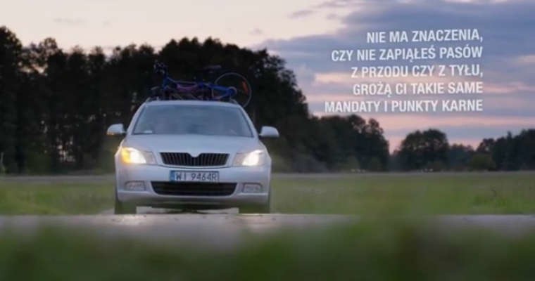 Kadry ze spotu reklamującego zapinanie pasów