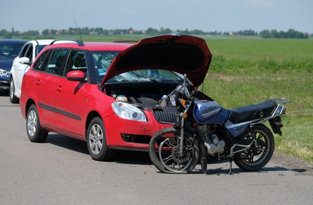 Do wypadku doszło w sobotę około godz. 10 w Nizinach w pow. przemyskim. 79-letni kierujący motocyklem jadąc w kierunku miejscowości Orły z niewyjaśnionych przyczyn zjechał na przeciwległą stronę drogi i czołowo zderzył się z 38-letniąkierującą skodą. Pogotowie ratunkowe zabrało motocyklistę z obrażeniami ciała do szpitala na badania. Policjanci ukarali go mandatem karnym.ZOBACZ TEŻ: Wypadek na drodze krajowej nr 77 w Orłach pod Przemyślem. Volvo zderzyło się z citroenem. Ranne dwie osoby