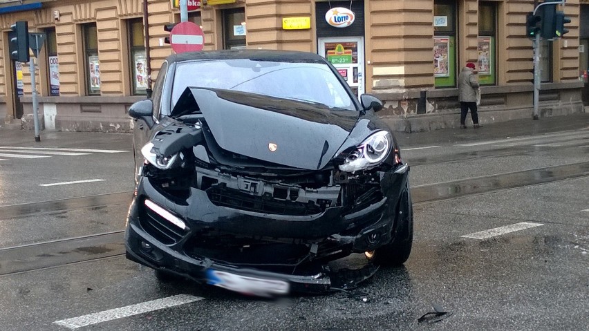 Wypadek na ul. Kilińskiego. Porsche uderzyło w toyotę [zdjęcia]