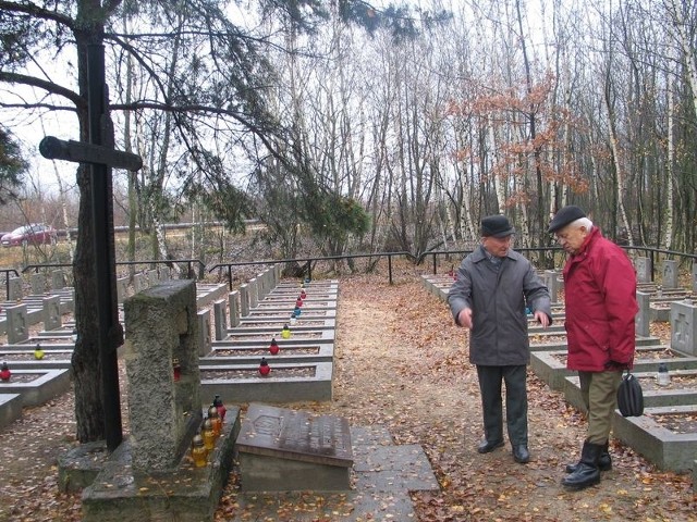 (Od lewej) Kombatanci Józef Dąbrowski i Józef Marczewski mówią, jakie prace należy jeszcze wykonać na cmentarzu w Ocicach.