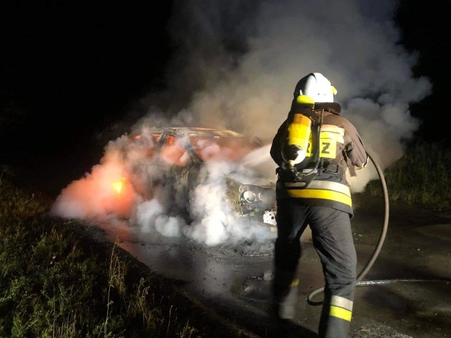 Płonący samochód gasili strażacy z jednostki Ochotniczej Straży Pożarnej w Wysokinie w gminie Odrzywół.