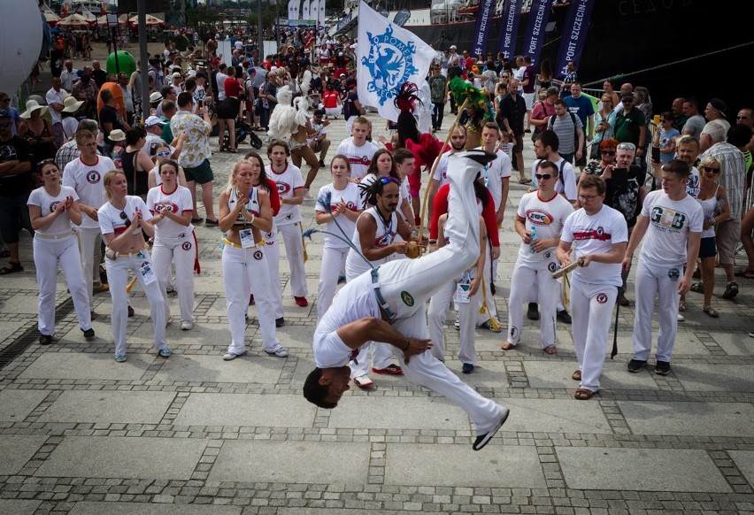 Huczna parada na zakończenie Dni Morza i Samba Port Festival [ZDJĘCIA]