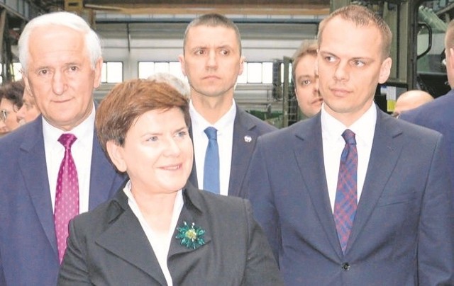 Premier Beata Szydło w kwietniu tego roku w Hucie Stalowa Wola, z lewej Antoni Rusinek, z prawej poseł Rafał Weber.