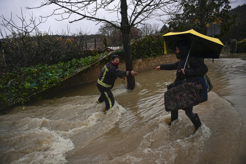 Hiszpania: Powodzie w Kraju Basków i Nawarze [ZDJĘCIA] Wiele miast zostało zalanych, a domostwa pozbawione prądu