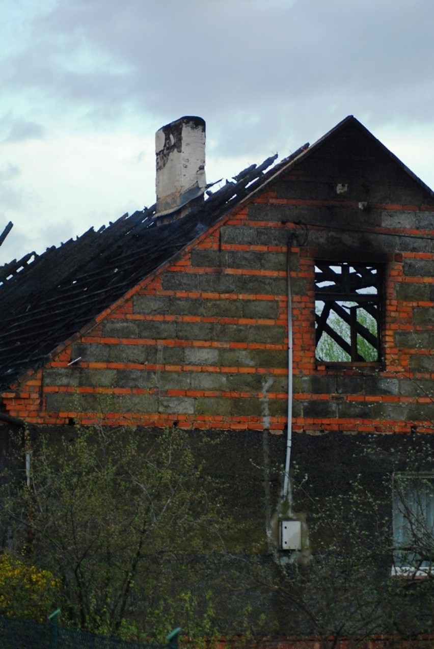 Pożar w Suchorzewku: Dwie rodziny bez dachu nad głową