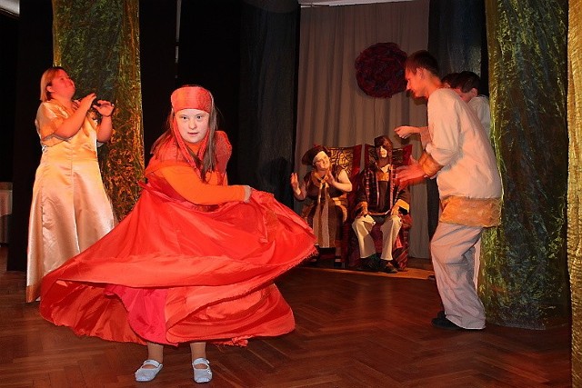 Fragment spektaklu "Tobiasz&#8221; Teatru Bez Kurtyny, działającego przy Szkole Przysposabiającej do Pracy nr 26 w Toruniu