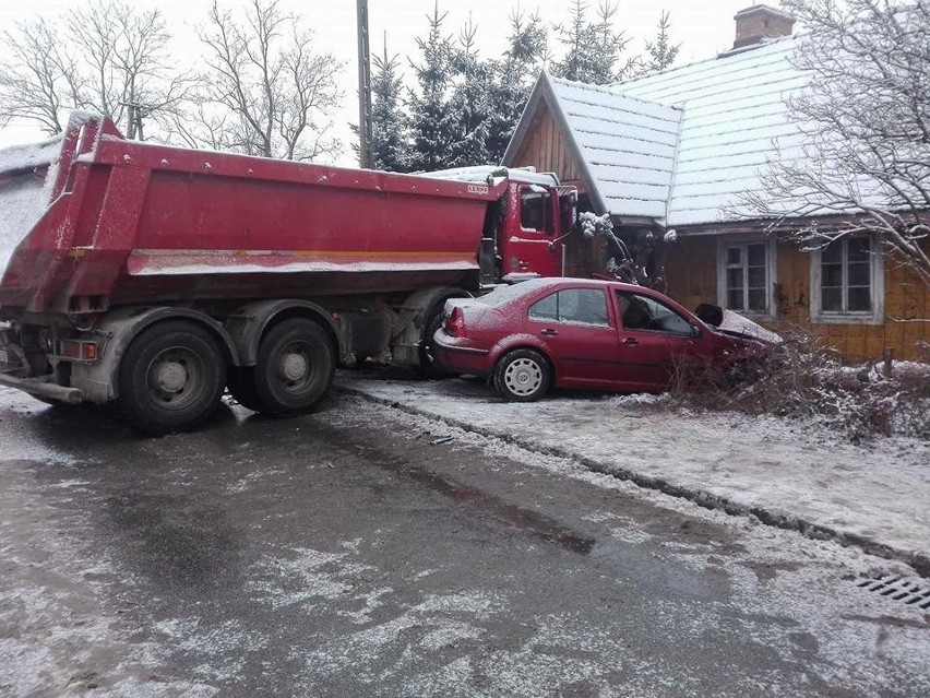 Szczurowa. Ciężarówka wpadła na posesję [ZDJĘCIA] aktualizacja