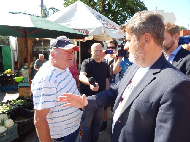 Janusz Palikot pojawił się na targowisku miejskim przy ul. Owocowej w Zielonej Górze.