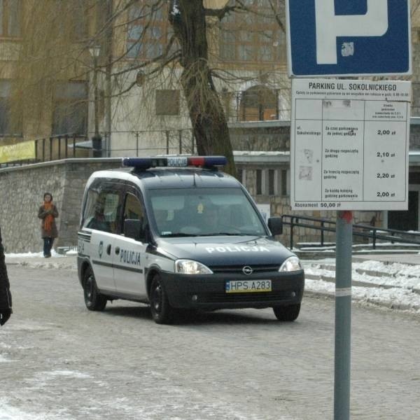Podczas pełnienia obowiązków służbowych opłata za parking nie dotyczy policji.