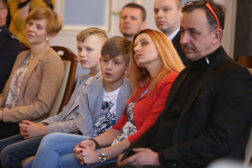 10-letni Aleks i 12-letni Kamil z Chorzowa uratowali mamę