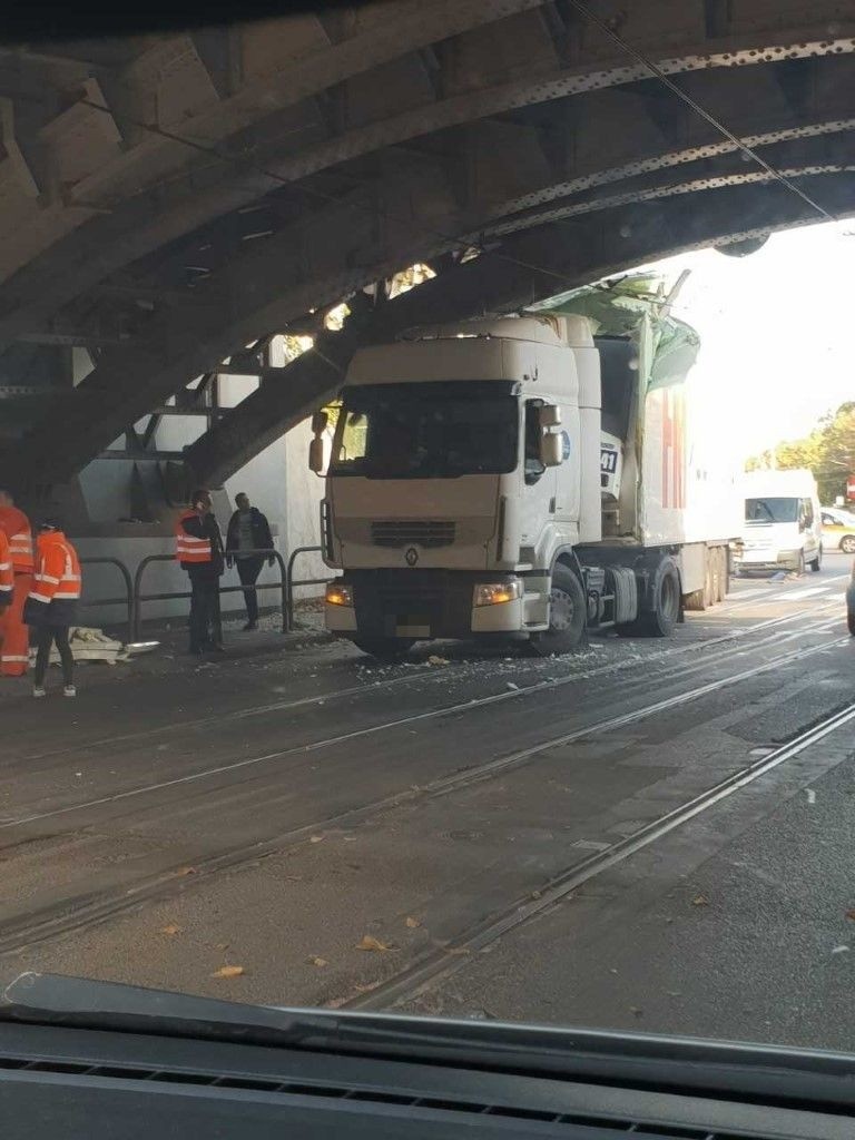 Ciężarówka utknęła pod wiaduktem przy ul. Hallera w Gdańsku...