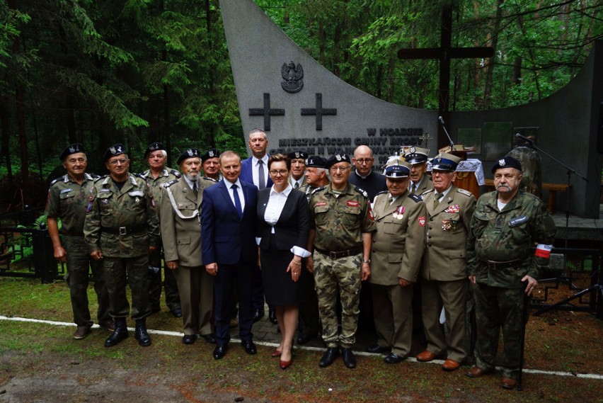Uroczystości patriotyczne w Borze Kunowskim w 78 rocznicę zamordowania przez hitlerowców 43 mieszkańców [ZDJĘCIA]