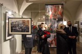 70 zdjęć trójmiejskich fotografek i fotografów prasowych w Muzeum Gdańska. Wystawa o czasie żałoby, kiedy zginął prezydent Paweł Adamowicz
