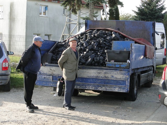 Znów sprzedawano węgiel na targowisku w Przysusze. Do tej pory drogi węgiel ponownie zdrożał. Teraz trzeba było zapłacić 3,5 tysiąca złotych za jedną tonę węgla.Zobacz, co jeszcze sprzedawano na targowisku na kolejnych slajdach.