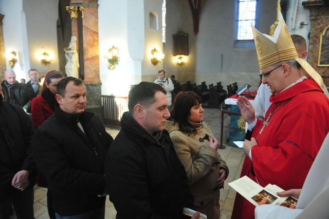 Spotkanie zakończyło się indywidualnym błogosławieństwem biskupa dla każdej chętnej rodziny i osoby oraz wspólnym kolędowaniem.