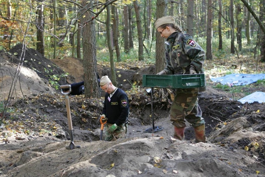 Szacuje się, że w lesie pochowano ponad tysiąc żołnierzy....