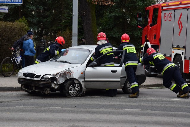 Około godziny 10 na skrzyżowaniu ulic Staszica i Narutowicza doszło do zderzenia dwóch samochodów osobowych:daewoo lanos i opel astra. Na miejscu były spore utrudnienia w ruchu. W centrum miasta tworzyły się korki.Jak informuje nas asp. szt. Izabella Drobniecka, ze wstępnych ustaleń policji wynika, iż lanos uderzył w opla, a ten wpadł na lampę. Latarnia przewróciła się na jezdnię. Na szczęście nikomu nic się nie stało. Droga jest już przejezdna. Stop Agresji Drogowej, odcinek 7. Włos się jeży na głowie!