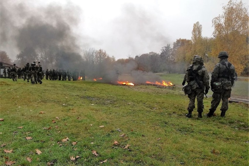 Zadania nie ułatwiał fakt, że mundurowi biegli w pełnym...