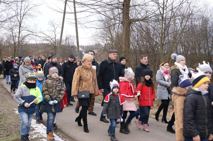 Biertowice. Tłum mieszkańców w orszaku Trzech Króli