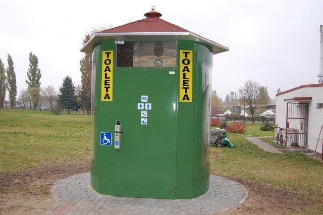 Kilka lat temu Przedsiębiorstwo Gospodarki Komunalnej, które zarządza cmentarzem w Szczecinku, postawiło solidną toaletę pawilon zaraz przy głównym wejściu od strony ulicy Cieślaka. Przydałaby się jednak jeszcze jedna.