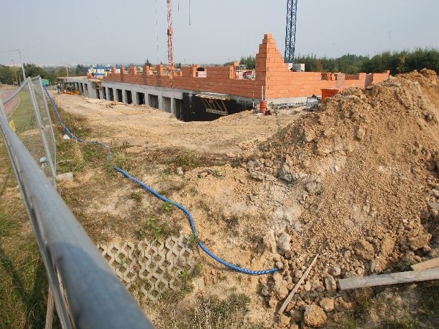 Prace przy budowie nowej siedziby Starostwa Powiatowego w Kielcach powinny być już bardziej zaawansowane, opóźniają się.