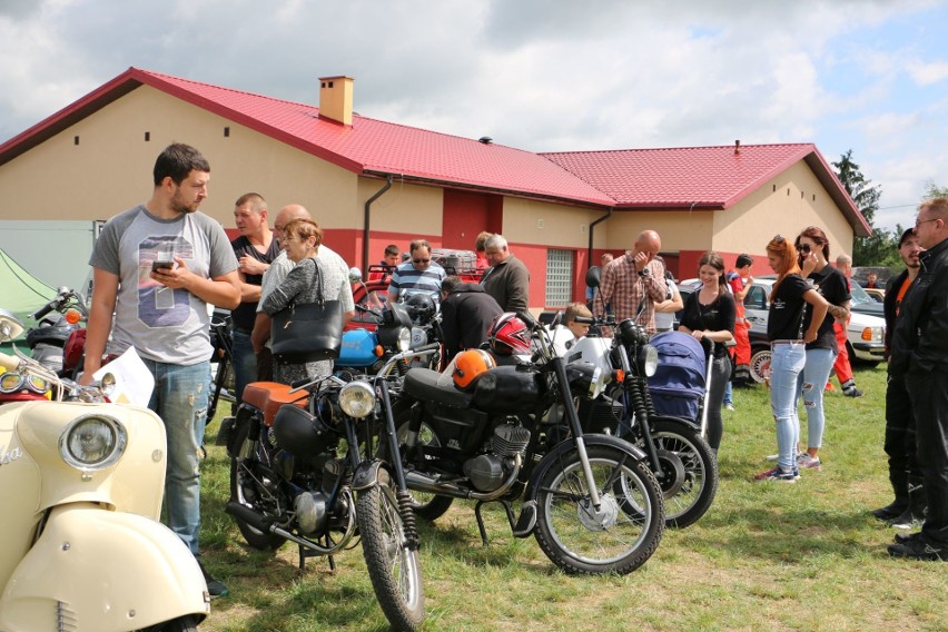 W Krzyżówkach zorganizowano I Zlot Pojazdów Zabytkowych....