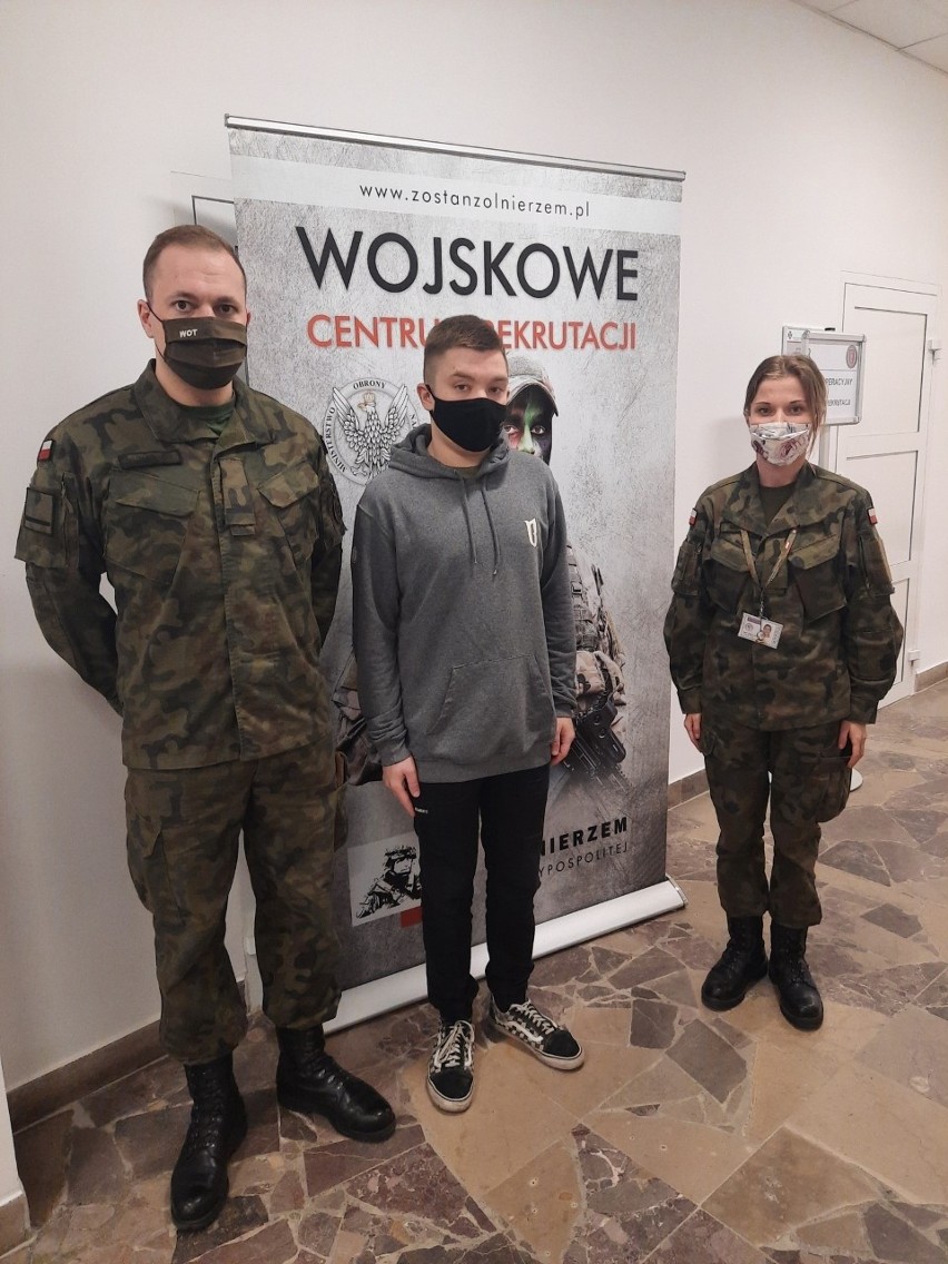 WKU w Białymstoku przeżywa oblężenie kandydatów do służby. Wszyscy chcą pomóc bronić polskiej granicy 