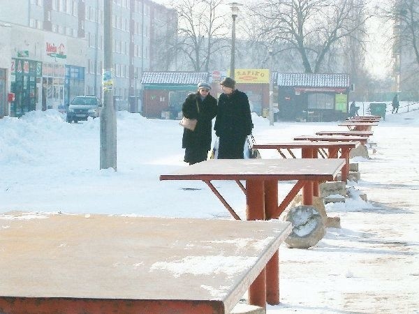 Opustoszało, ruchliwe zawsze, targowisko  na świeckich Mariankach. Handlowcy  zamknęli się w domach i czekają aż pogoda  pozwoli im zarobić.