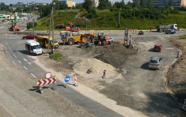 Kierowcy omijający roboty drogowe muszą przyzwyczaić się do nowej organizacji ruchu w obrębie skrzyżowania.