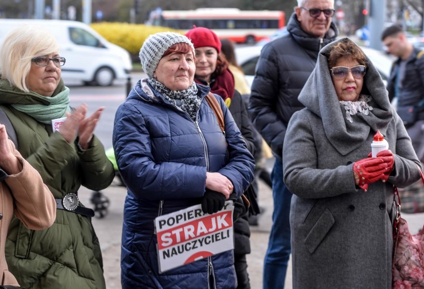 Strajk nauczycieli 2019. Pikieta przed kuratorium oświaty w...