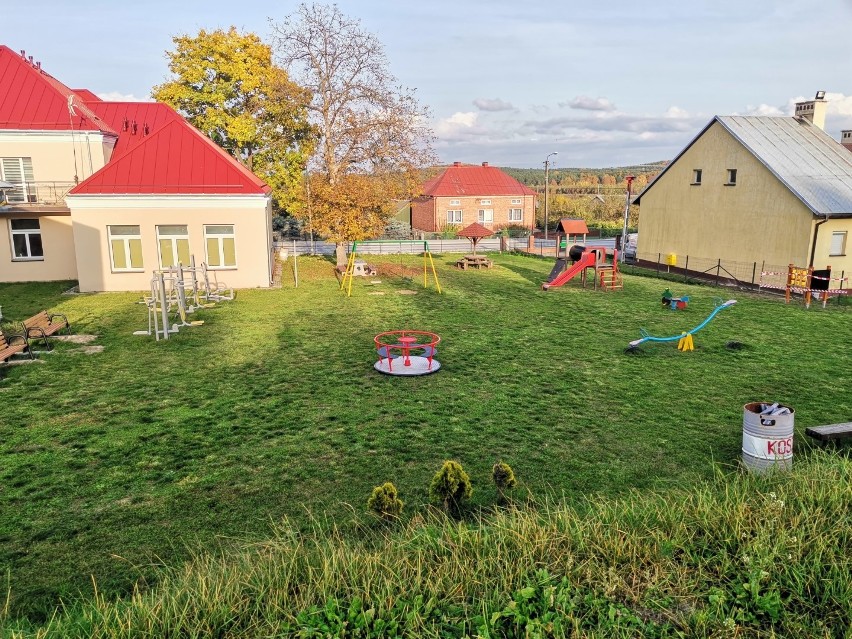 Plac zabaw w Skorkowie w gminie Krasocin bardziej kolorowy [ZDJĘCIA]