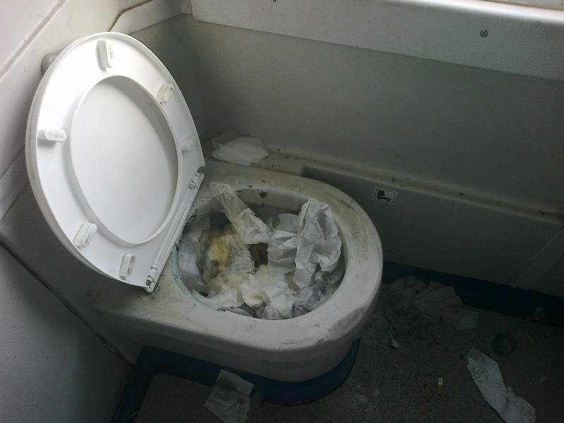 Brud w toaletach w pociągu Intercity Wrocław - Kołobrzeg (LIST, ZDJĘCIA)